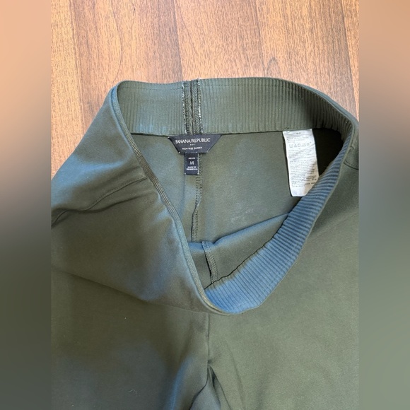 Banana Republic Green Joggers Sleek Stretchy Design - Picture 3 of 3